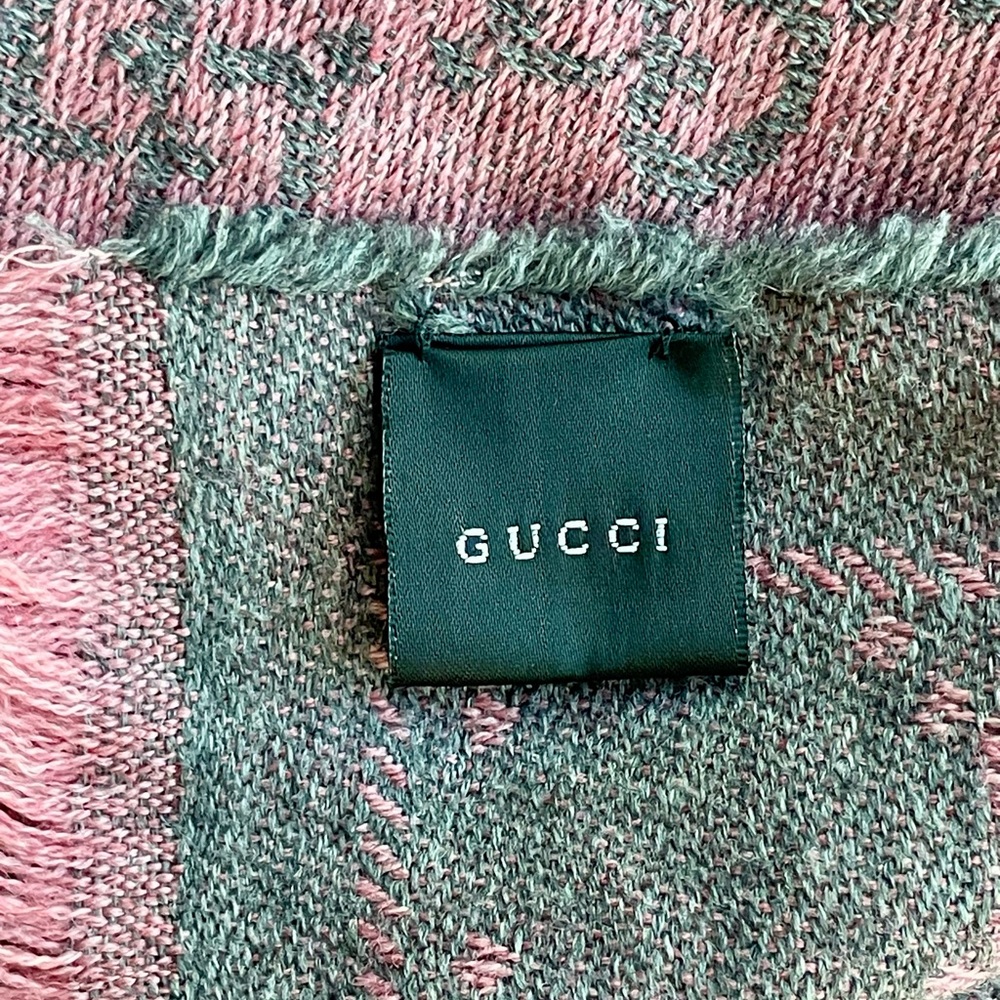 Gucci GG 100% wool wrap/scarf in grey with pink GGs, fringe, L, EUC - Picture 9 of 10